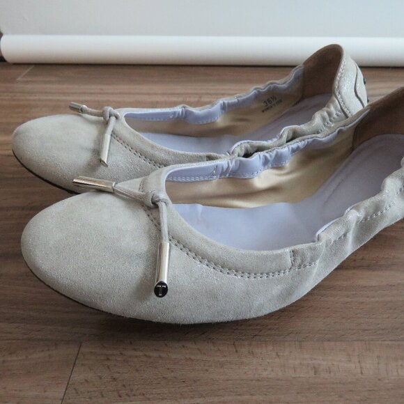 TOD'S Dee Laccetto Silver Metallic Leather Foldable Ballet Flat Shoes Size US 6 - Picture 2 of 13